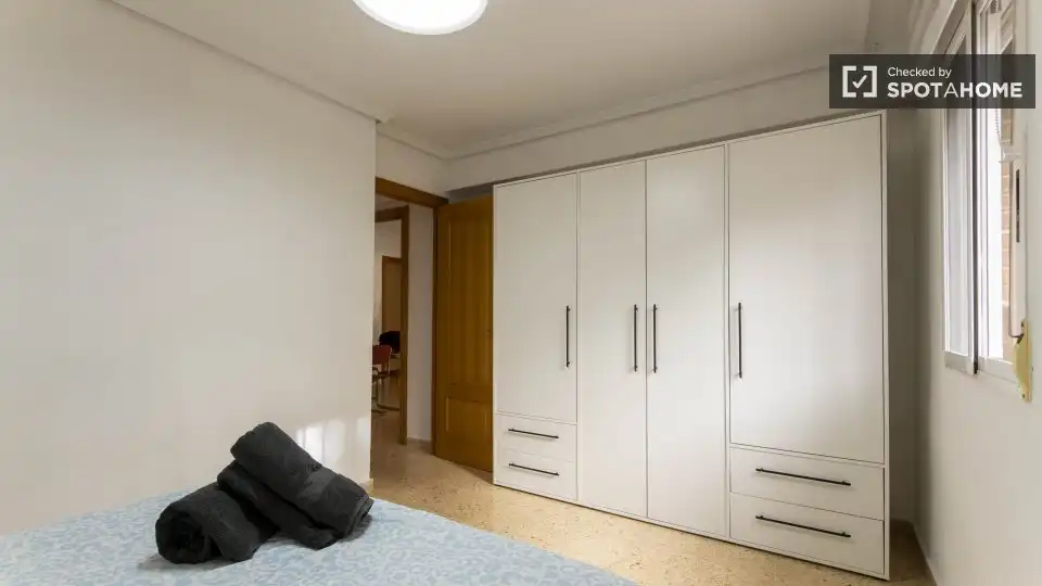 Habitación de Piso de alquiler en Valencia con Aire acondicionado, Calefacción y Amueblado