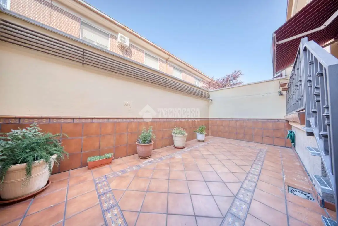 Terrassa de Casa adosada en venda en Laguna de Duero amb Calefacció, Parquet i Balcó