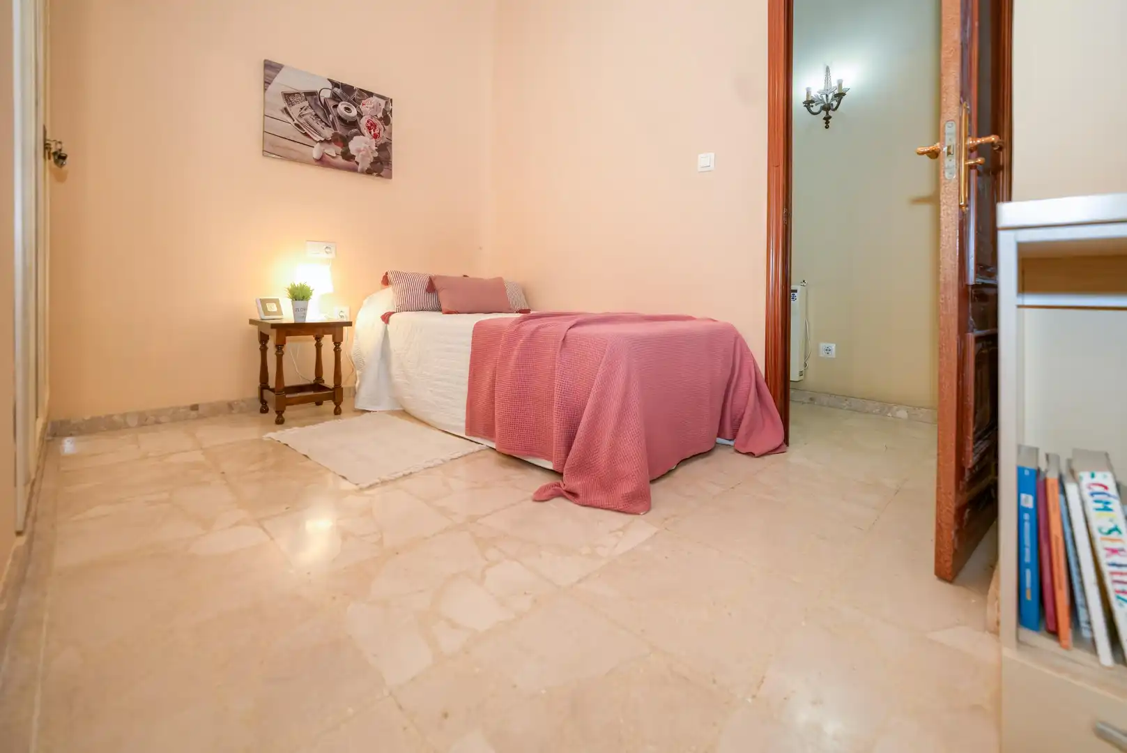Habitación de Apartamento en venta en Sevilla con Alarma