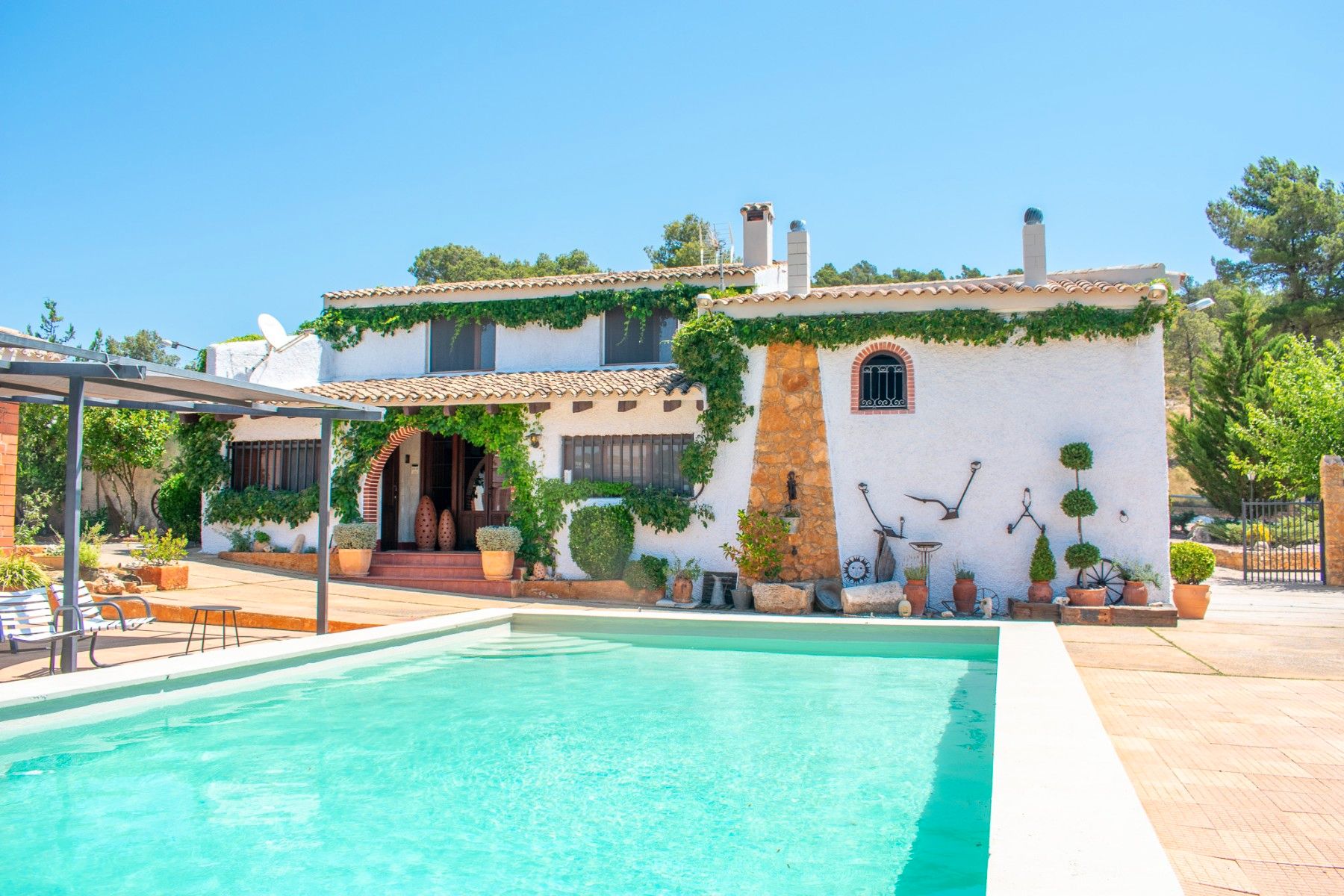 Vista exterior de Casa o xalet en venda en Onil amb Jardí privat, Parquet i Terrassa