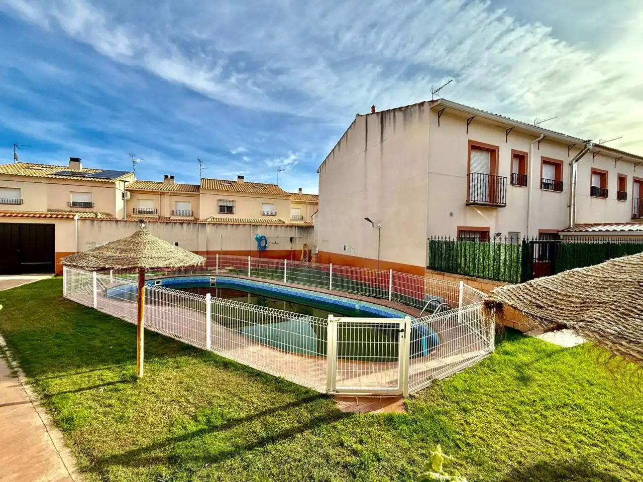 Piscina de Casa adosada en venta en Miguel Esteban con Alarma y Piscina comunitaria