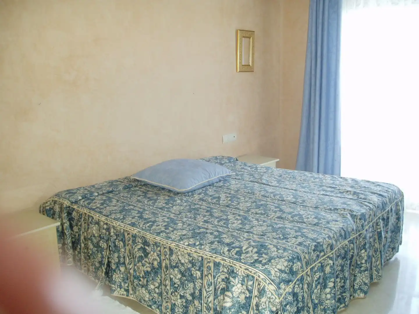Dormitori de Casa adosada en venda en Estepona amb Aire condicionat, Terrassa i TV