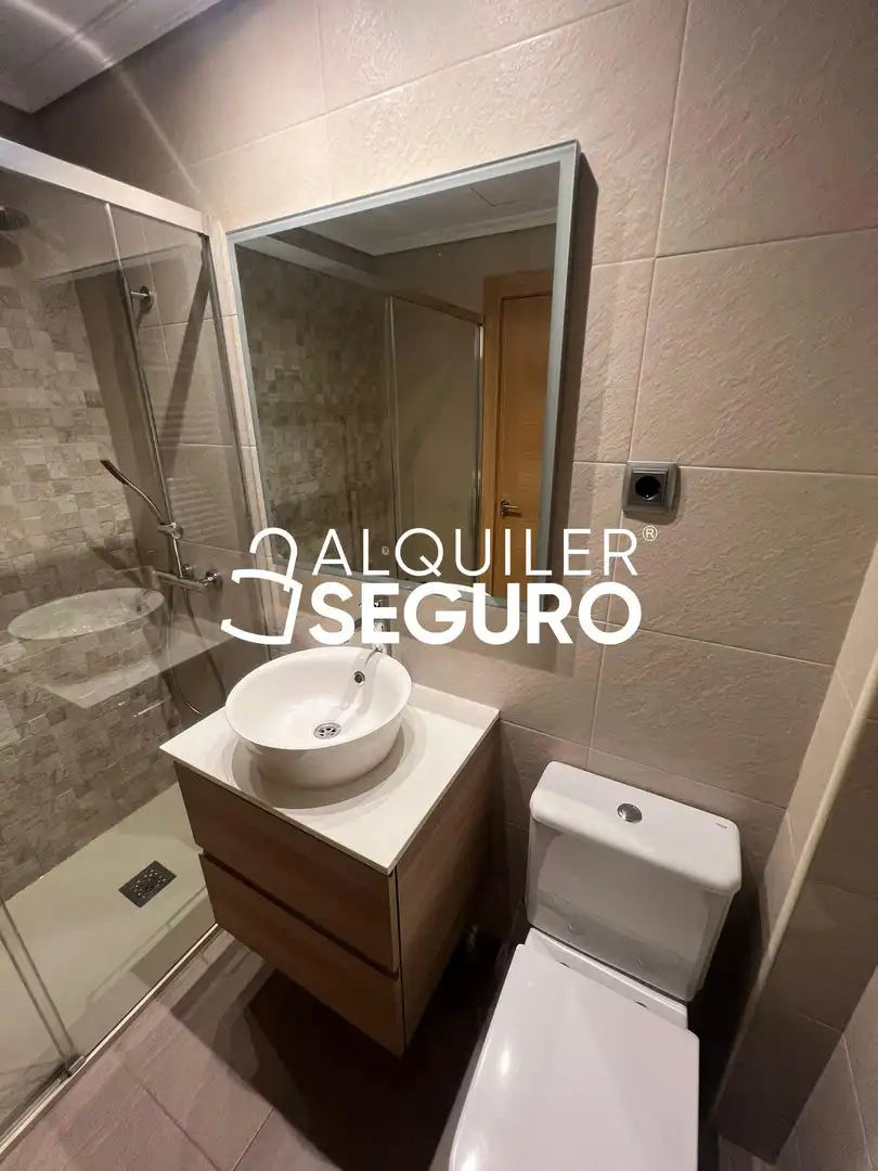 Bany de Pis de lloguer en Madrid amb Aire condicionat, Calefacció i Terrassa