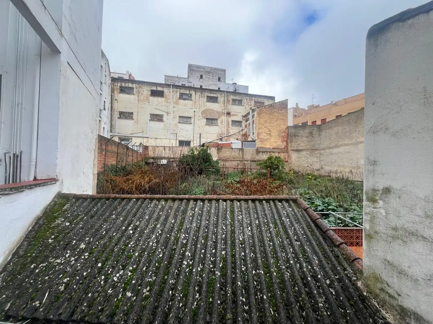 Vista exterior de Edifici en venda en Cáceres