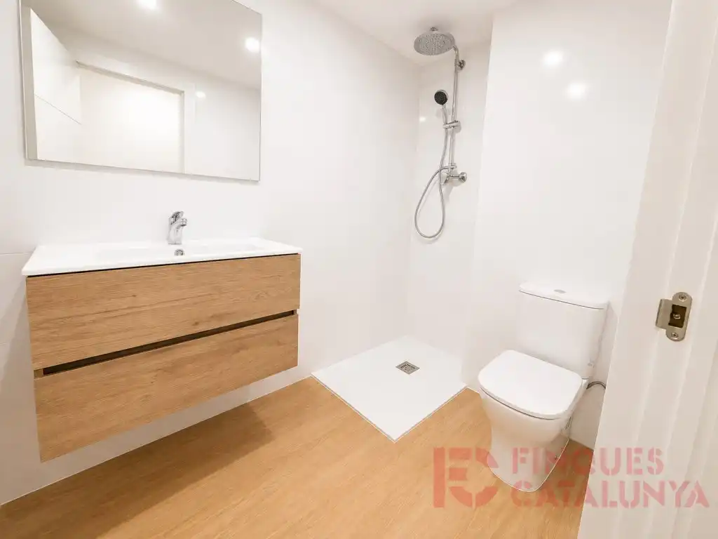 Baño de Piso en venta en Girona con Calefacción y Balcón