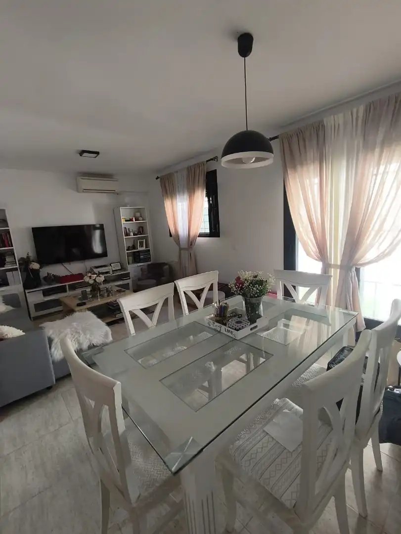 Esszimmer von Einfamilien-Reihenhaus zum Verkauf in Casarrubios del Monte mit Klimaanlage, Heizung und Privatgarten