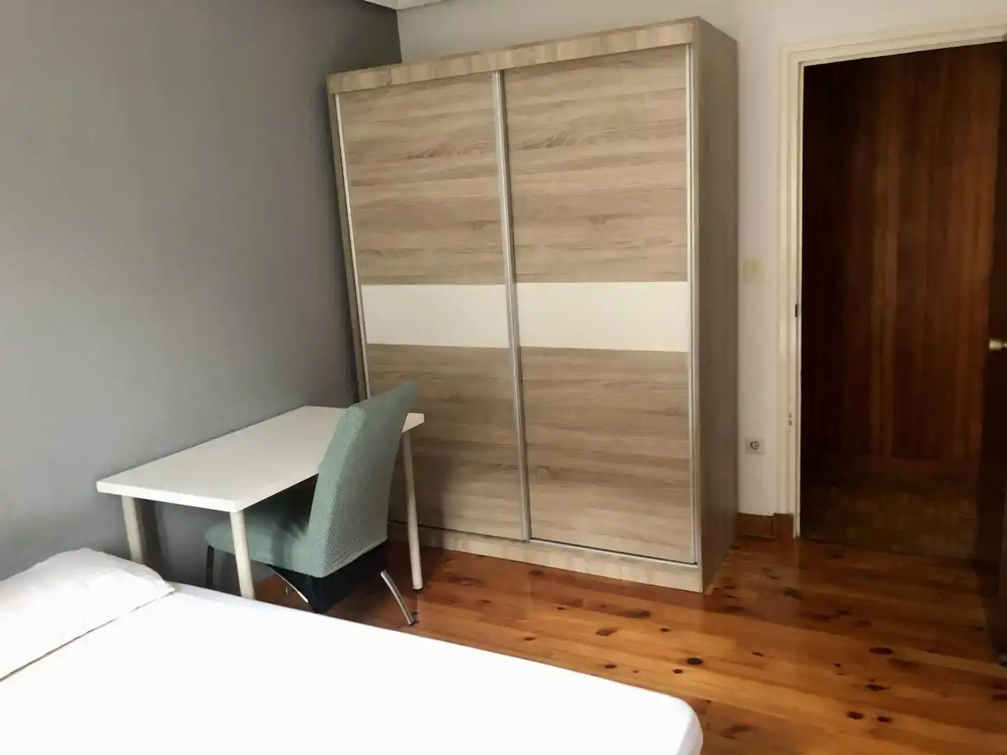 Habitación de Piso para compartir en Hernialde con Parquet y Amueblado