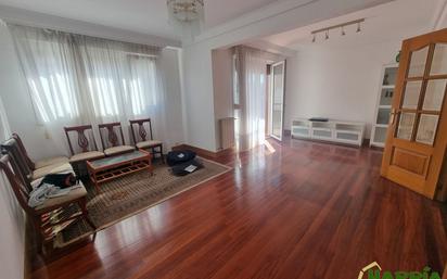 Sala d'estar de Pis en venda en Donostia - San Sebastián  amb Calefacció, Traster i Balcó