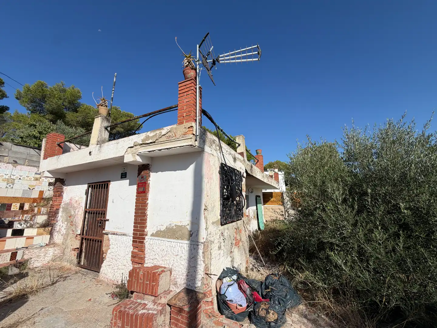 Vista exterior de Finca rústica en venda en Vilanova i la Geltrú amb Jardí privat, Terrassa i Piscina