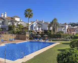 Jardí de Casa adosada en venda en Benahavís amb Aire condicionat, Terrassa i Piscina