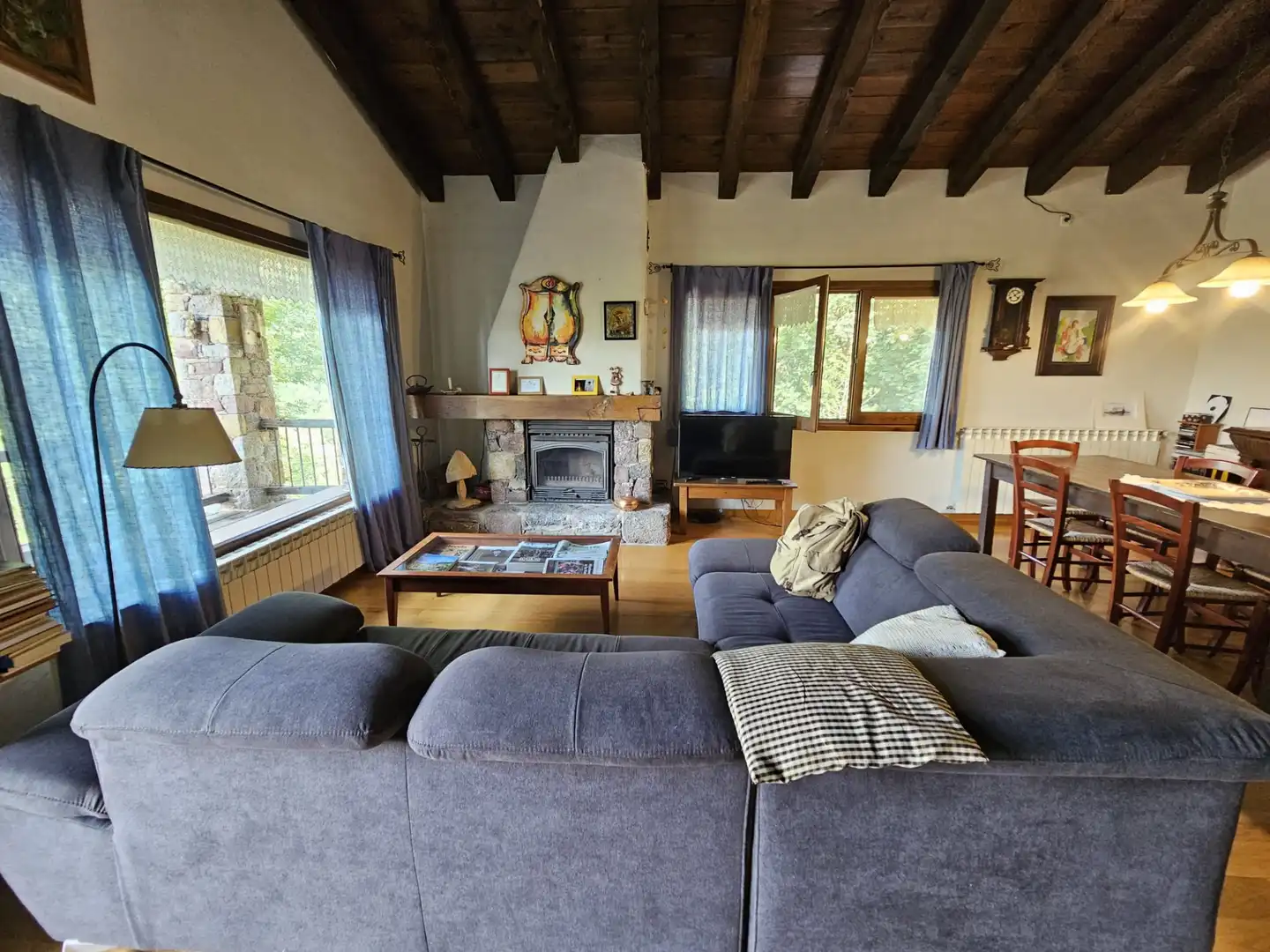 Sala d'estar de Casa o xalet en venda en Camprodon amb Moblat
