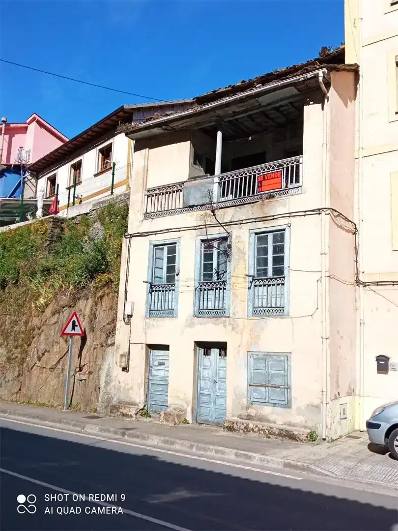 Vista exterior de Piso en venta en Cangas del Narcea con Trastero y Balcón