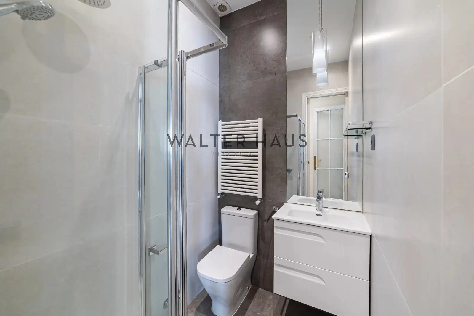Bathroom of Flat for sale in Madrid  with Air Conditioner, Heating and Oven