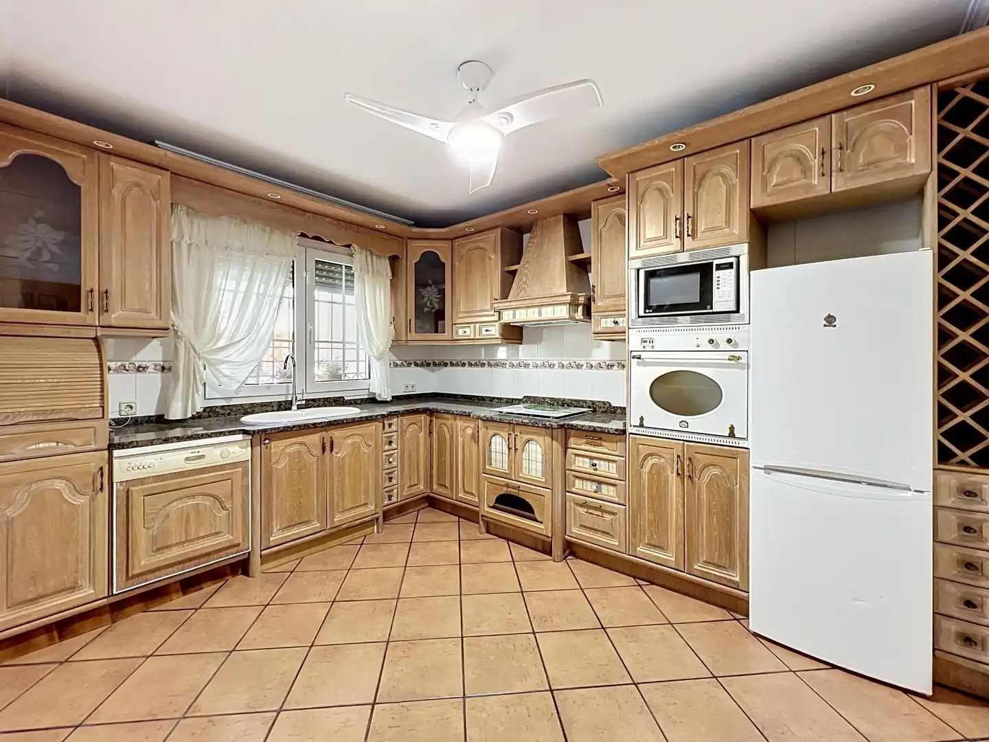 Kitchen of Detached homes for sale in Roquetas de Mar