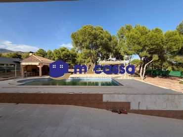 Chalet con piscina en venta en Totana
