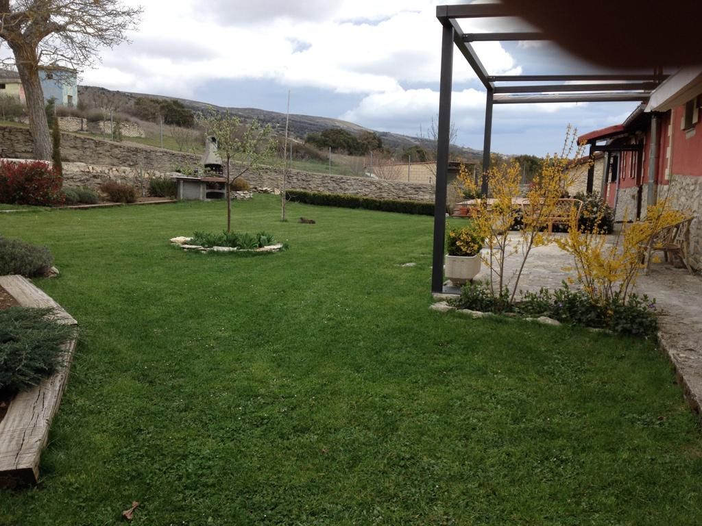 Jardí de Casa o xalet en venda en Junta de Traslaloma amb Jardí privat, Terrassa i Traster