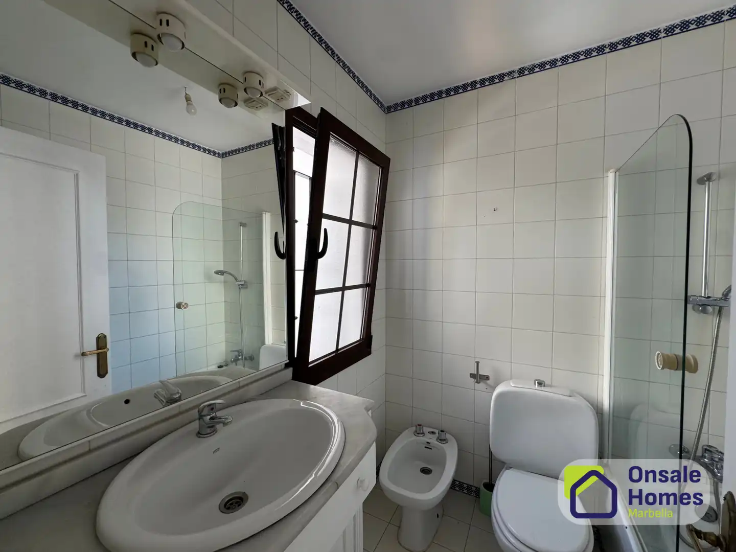 Baño de Casa adosada en venta en Marbella con Terraza, Balcón y Alarma