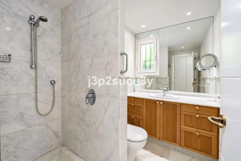 Bany de Casa o xalet de lloguer en Marbella amb Aire condicionat, Jardí privat i Terrassa