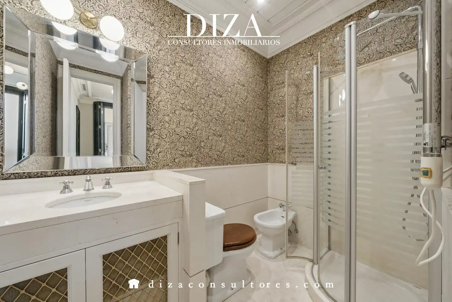 Bathroom of Flat for rent in Madrid  with Air Conditioner and Heating