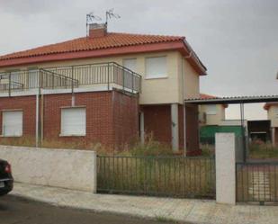 Exterior view of Single-family semi-detached for sale in Villaverde de Medina