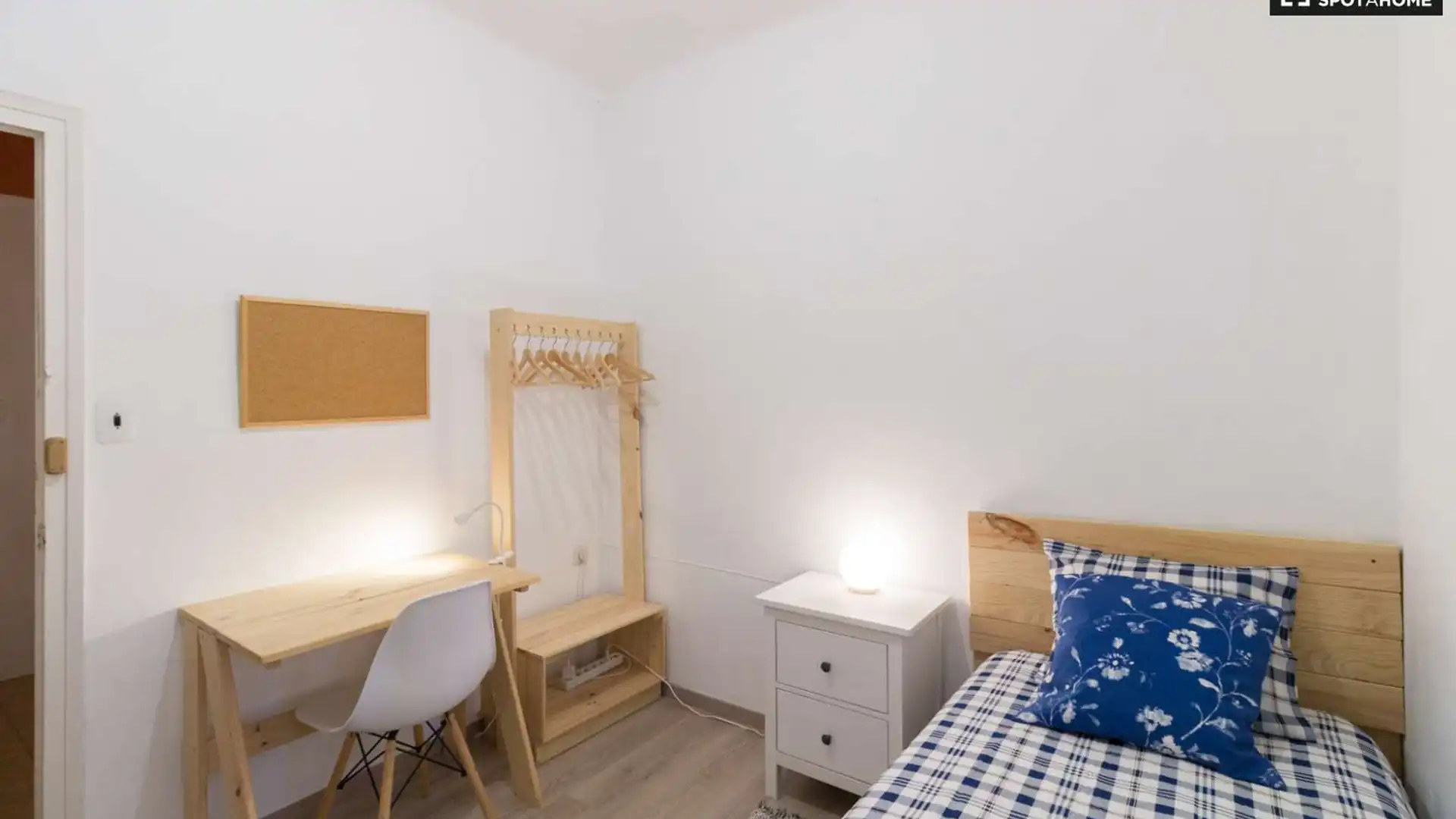 Bedroom of Flat for share in  Barcelona Capital  with Air Conditioner, Heating and Terrace