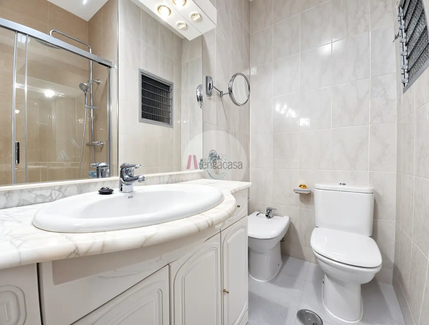 Bathroom of Flat for rent in Madrid  with Air Conditioner, Heating and Oven