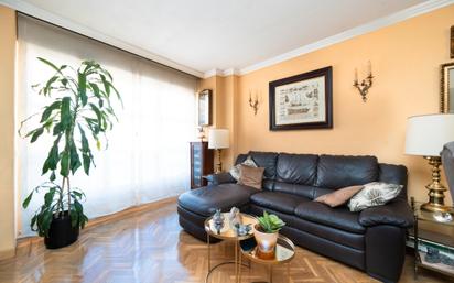 Living room of Flat for sale in  Madrid Capital  with Heating, Parquet flooring and Balcony