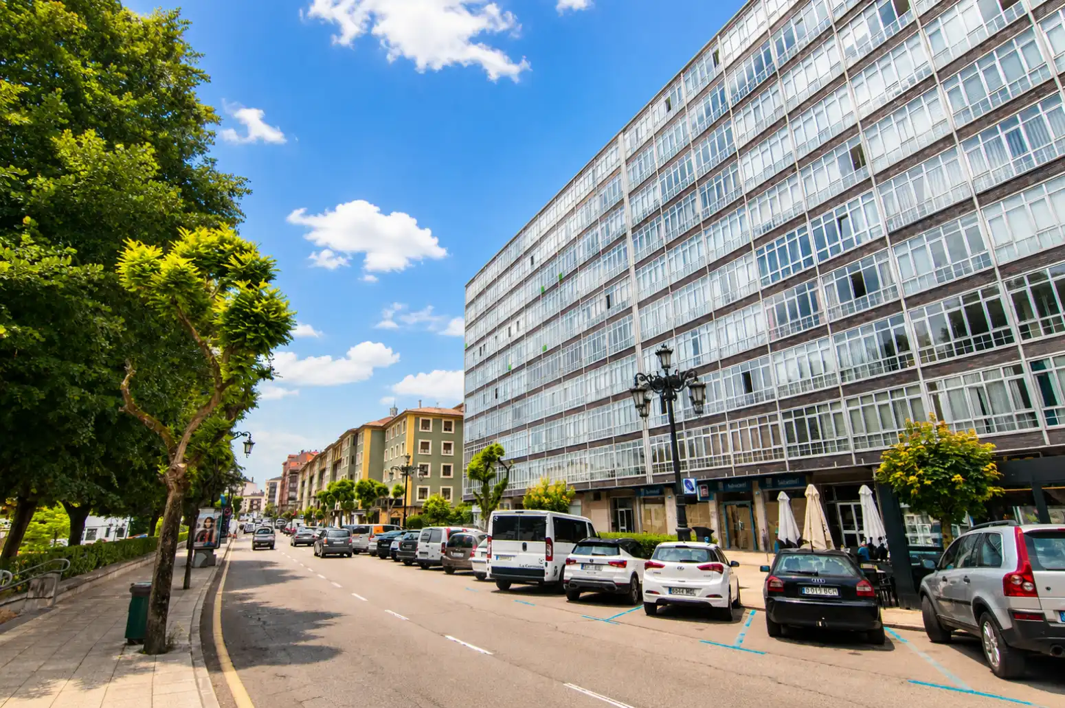 Vista exterior de Piso en venta en Oviedo  con Calefacción y Parquet