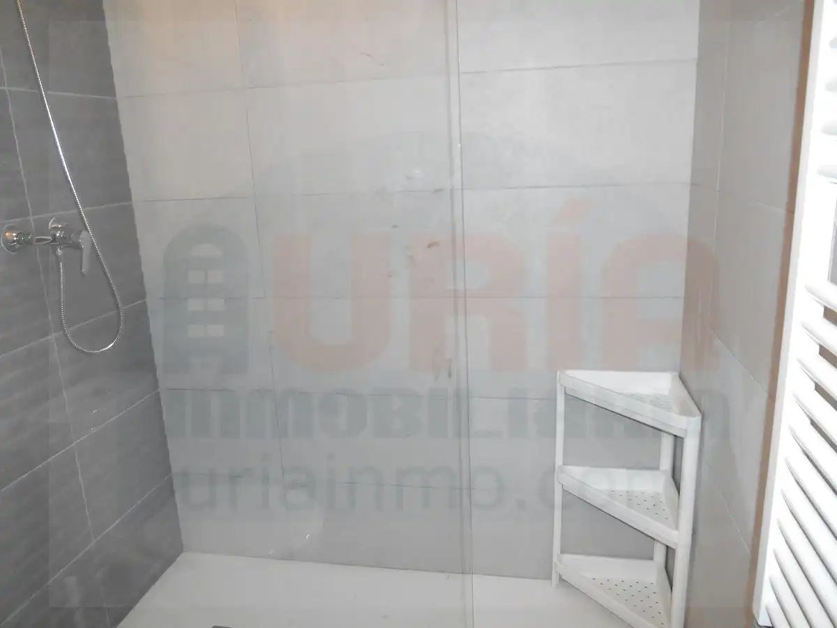Baño de Piso de alquiler en Oviedo  con Calefacción, Amueblado y Horno