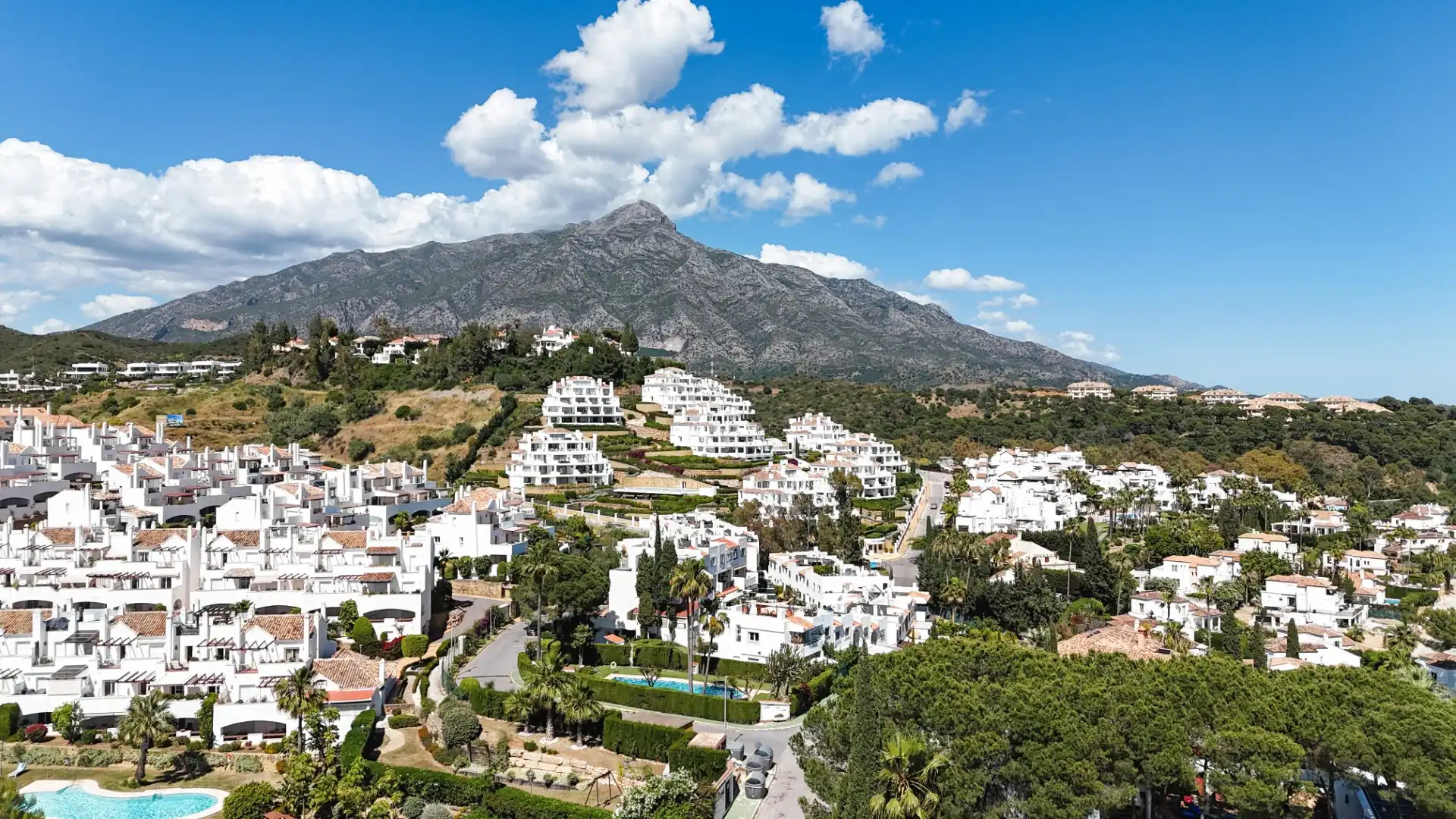 Außenansicht von Einfamilien-Reihenhaus zum Verkauf in Marbella mit Klimaanlage, Heizung und Privatgarten