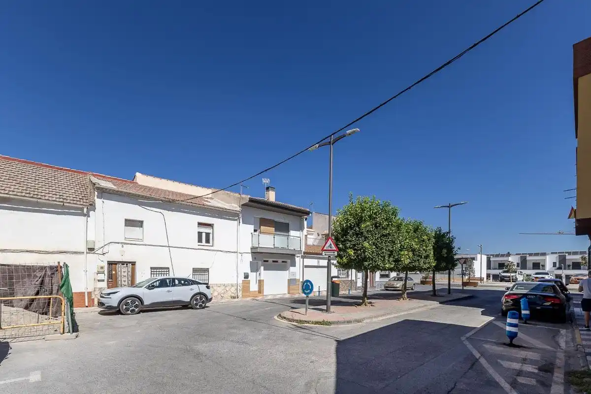 Vista exterior de Casa adosada en venda en Churriana de la Vega amb Aire condicionat