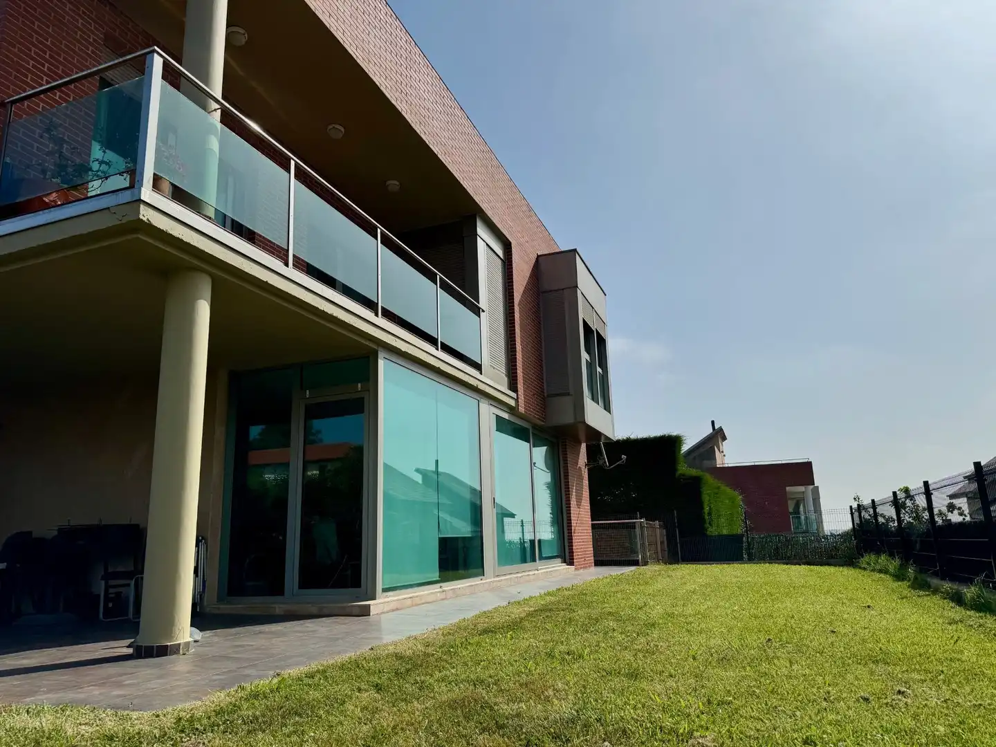 Vista exterior de Casa o xalet en venda en Santa Cruz de Bezana amb Calefacció, Jardí privat i Terrassa