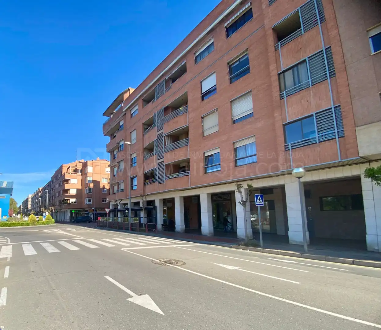 Vista exterior de Local en venta en  Logroño