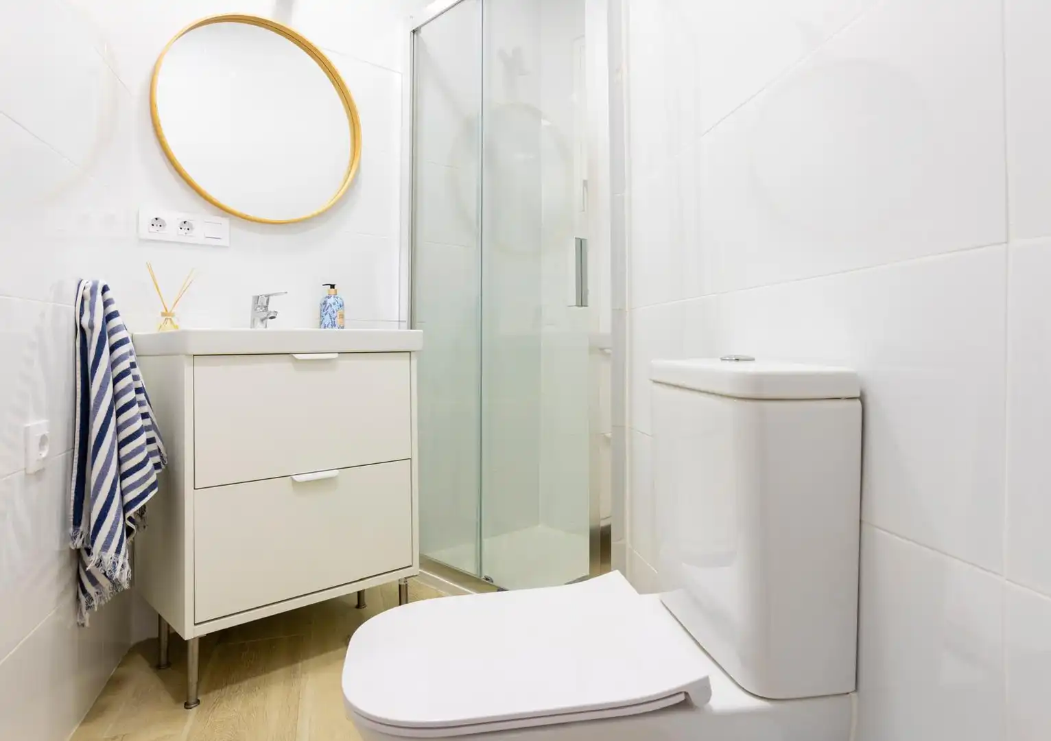 Baño de Piso de alquiler en Torrenueva Costa con Aire acondicionado, Terraza y Amueblado