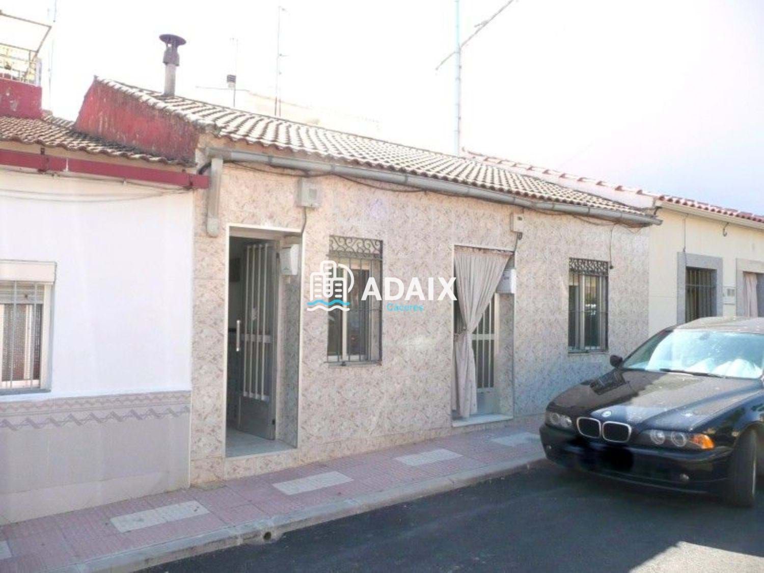 Vista exterior de Casa adosada en venta en Cáceres Capital