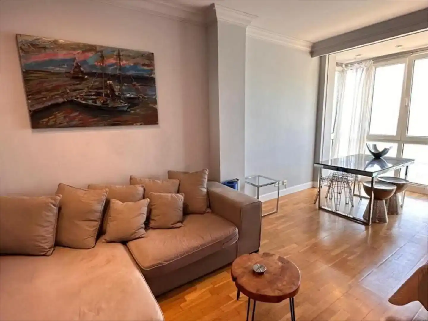 Sala d'estar de Pis de lloguer en Donostia - San Sebastián  amb Parquet, Moblat i Balcó