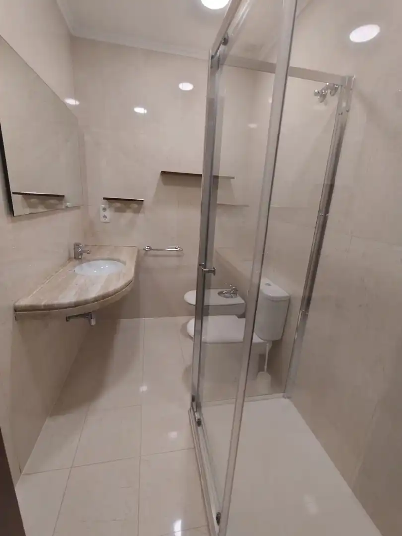 Baño de Piso para compartir en Santiago de Compostela  con Calefacción, Parquet y Amueblado