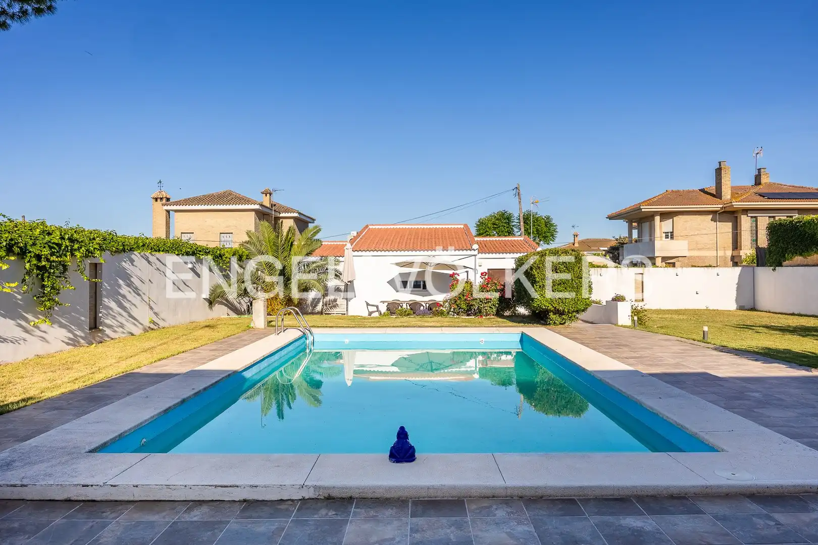 Swimming pool of Houses for sale in Valencina de la Concepción  with Air Conditioner, Heating and Private garden