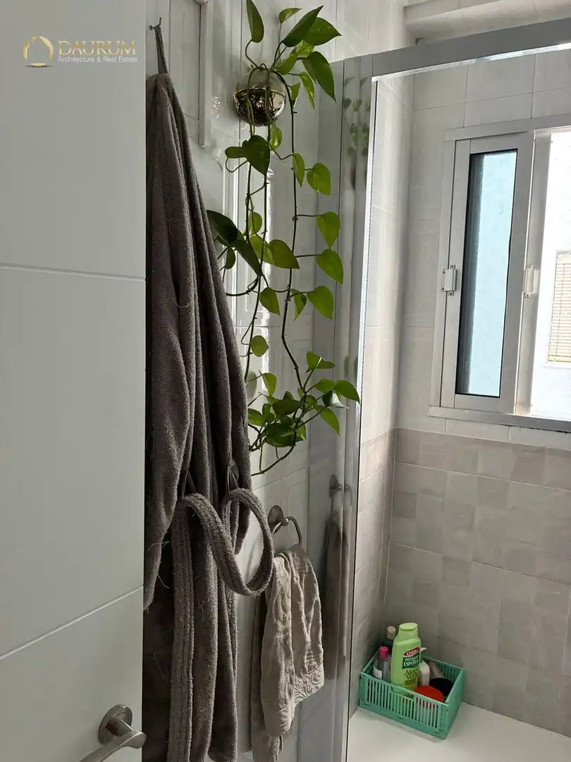 Bathroom of Flat for sale in Sevilla  with Air Conditioner and Furnished
