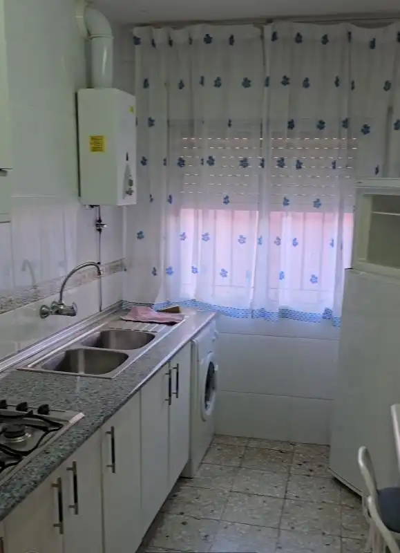 Cocina de Piso en venta en Navaluenga con Calefacción, Terraza y Balcón