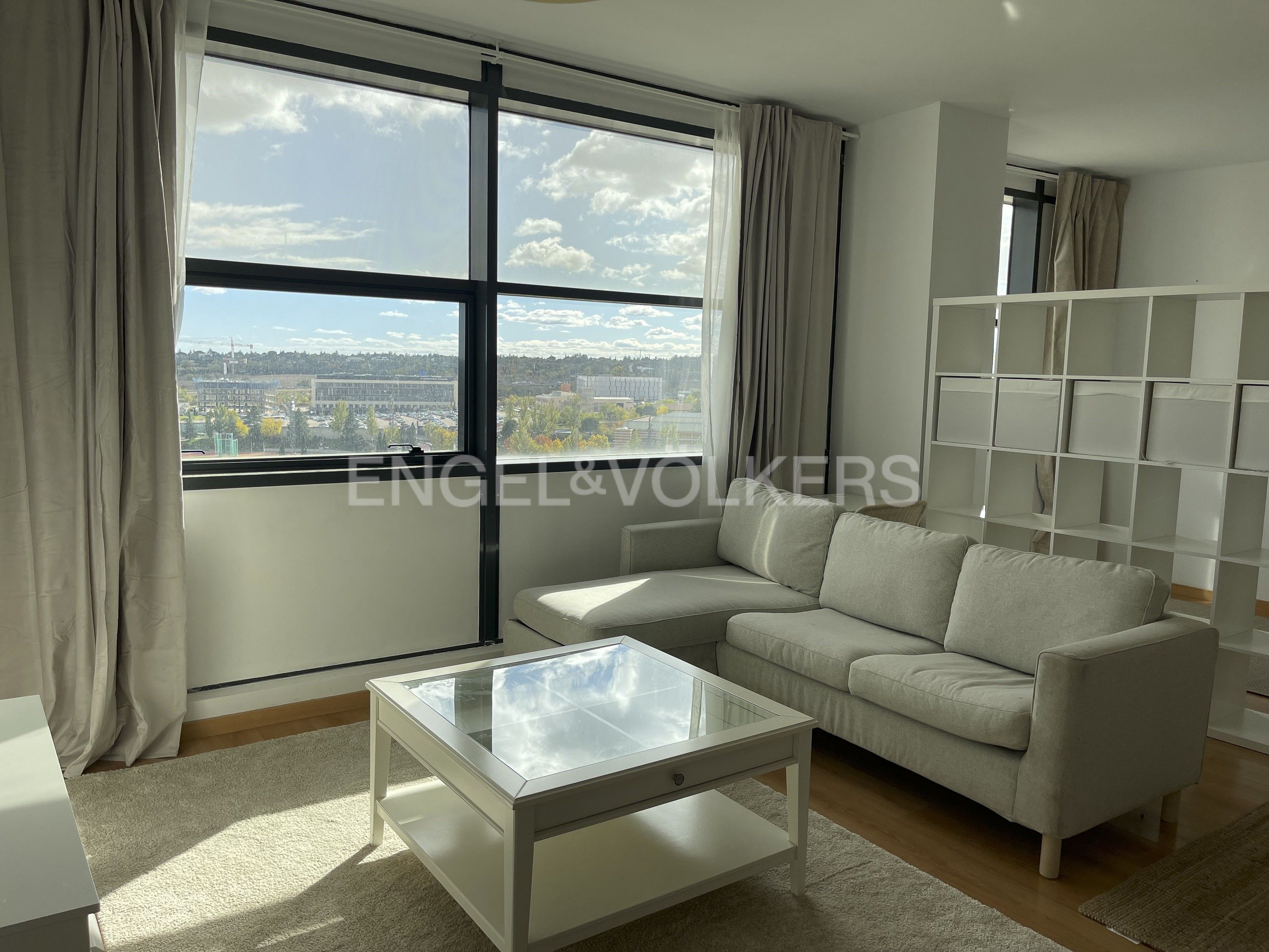 Living room of Study to rent in San Sebastián de los Reyes  with Air Conditioner, Heating and Parquet flooring