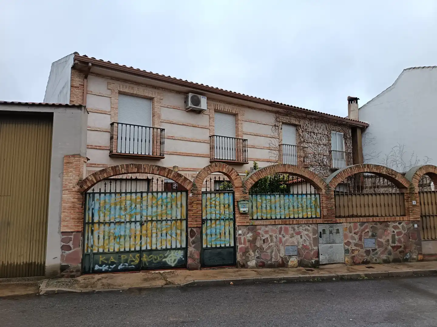 Außenansicht von Einfamilien-Reihenhaus zum Verkauf in Alcolea de Calatrava mit Klimaanlage, Heizung und Terrasse
