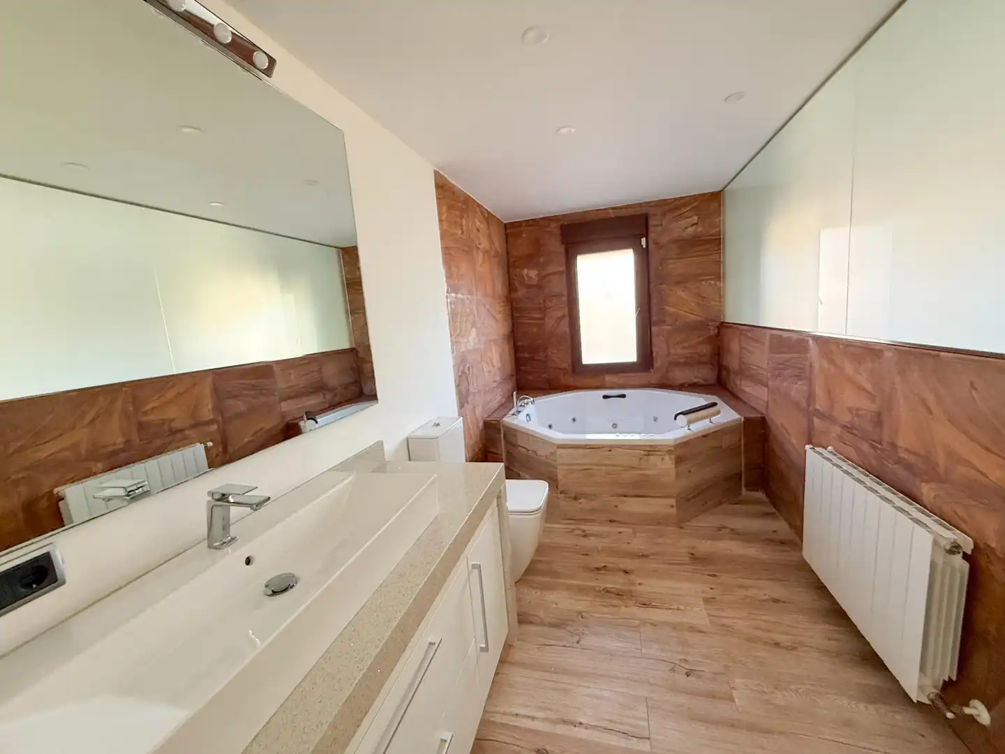 Badezimmer von Haus oder Chalet zur Miete in San Antonio de Benagéber mit Klimaanlage, Heizung und Privatgarten