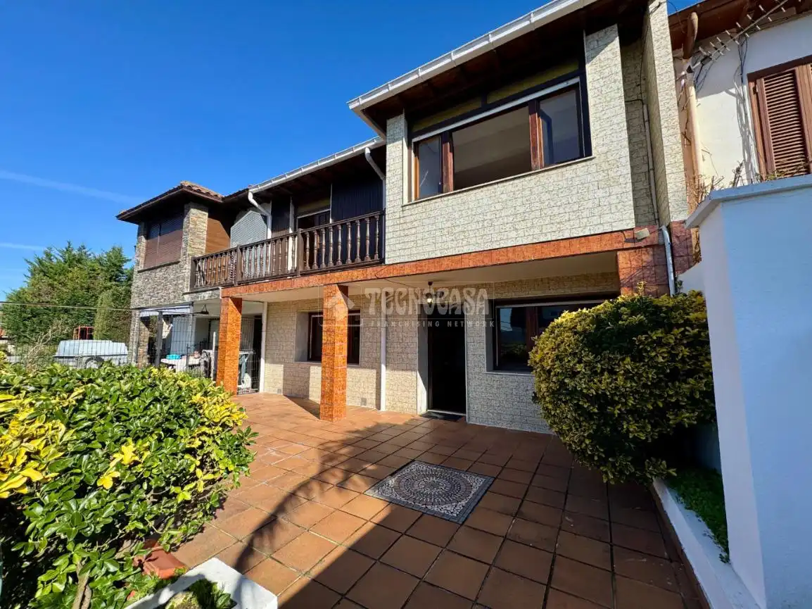 Casa adosada en venta en El Astillero
