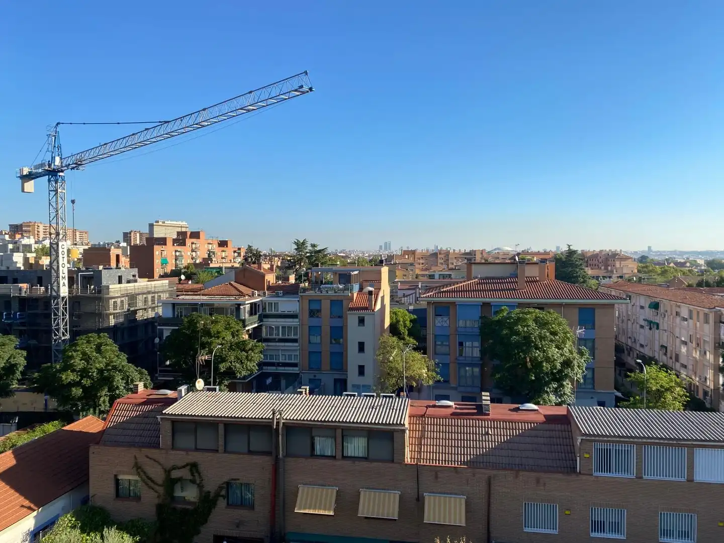 Vista exterior de Àtic en venda en Madrid amb Aire condicionat, Calefacció i Jardí privat