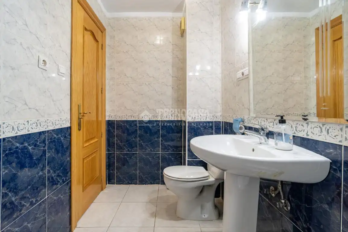 Bathroom of Flat for sale in Granada  with Terrace and Balcony