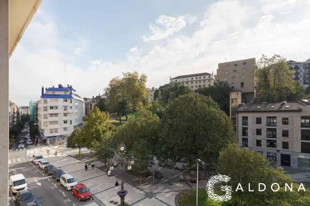 Vista exterior de Pis en venda en Donostia - San Sebastián  amb Calefacció, Terrassa i Balcó
