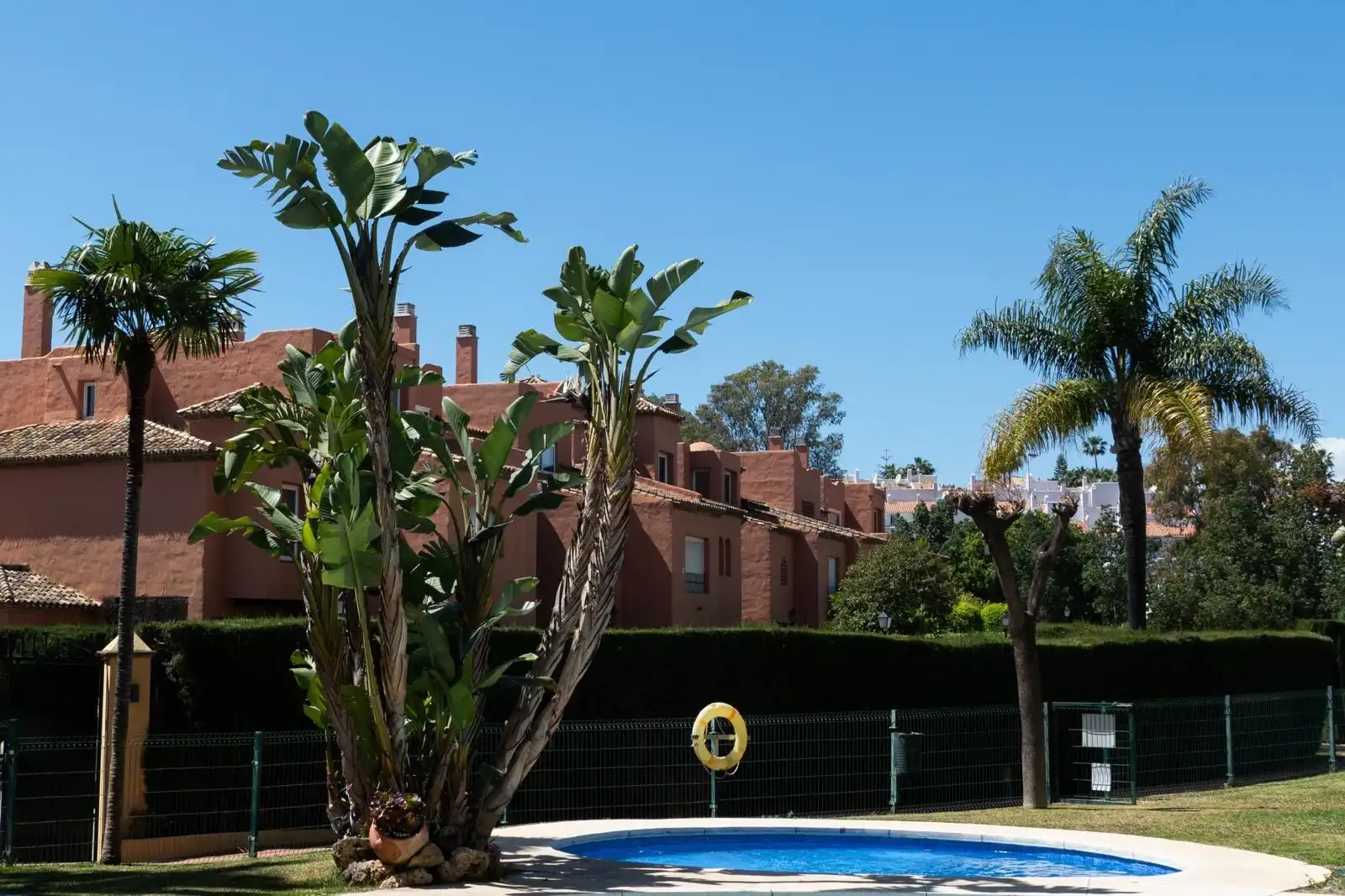 Vista exterior de Apartament en venda en Estepona amb Jardí privat, Terrassa i Piscina comunitària