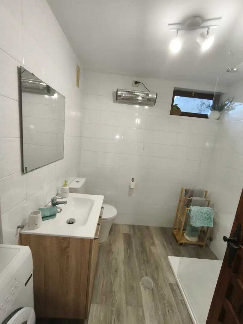 Baño de Piso de alquiler en Puebla de Lillo con Calefacción, Amueblado y Lavadora