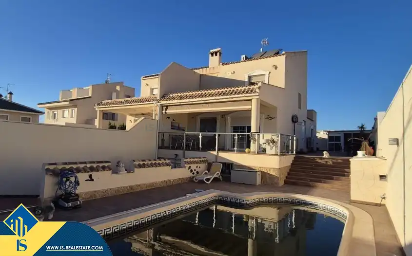 Villa mit Pool zum Verkauf in Nueva Torrevieja - Aguas Nuevas